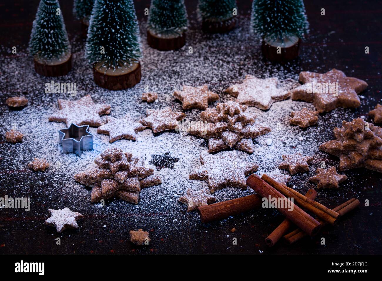 Weihnachtsdekoration mit sternförmigen Keksen Stockfoto
