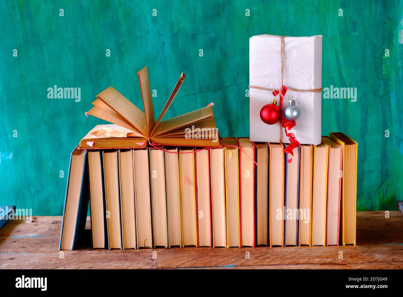 Bücher als weihnachtsgeschenk, weihnachtsgeschenk, Lesen, Literatur, Bildung, ein Geschenk-Konzept Stockfoto