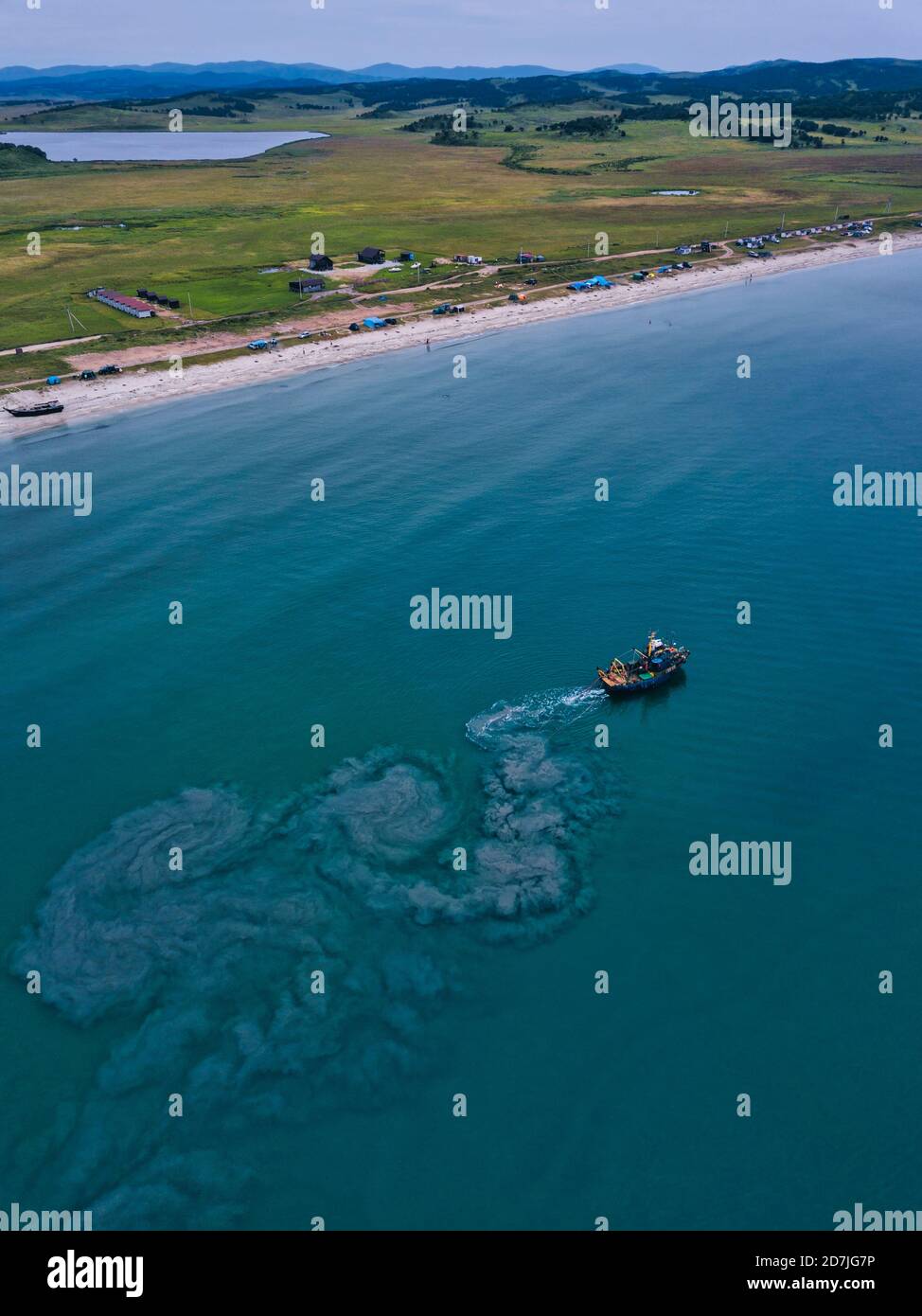 Luftaufnahme der Trawler Fischerei nahe der Küste in Lukin Bucht Stockfoto