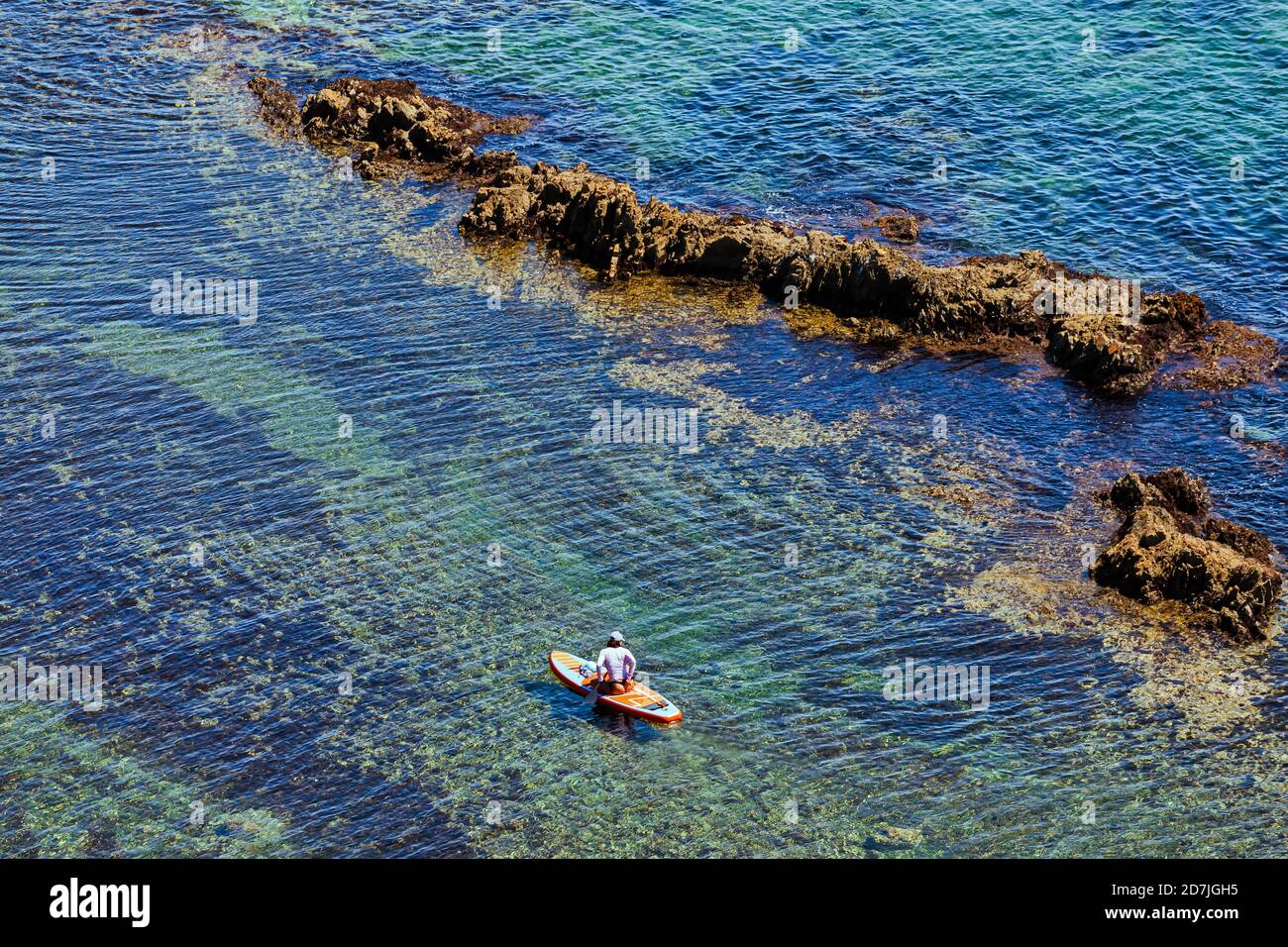 Luftaufnahme von Frauen Paddeltouren im klaren Wasser der Lukin Bucht Stockfoto
