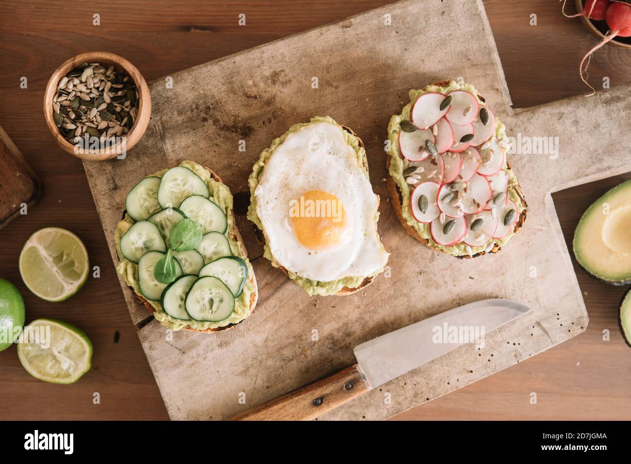 Ein Stück Lebensmittel garniert mit frischem Gemüse und Guacamole auf Serviergericht in der Küche Stockfoto