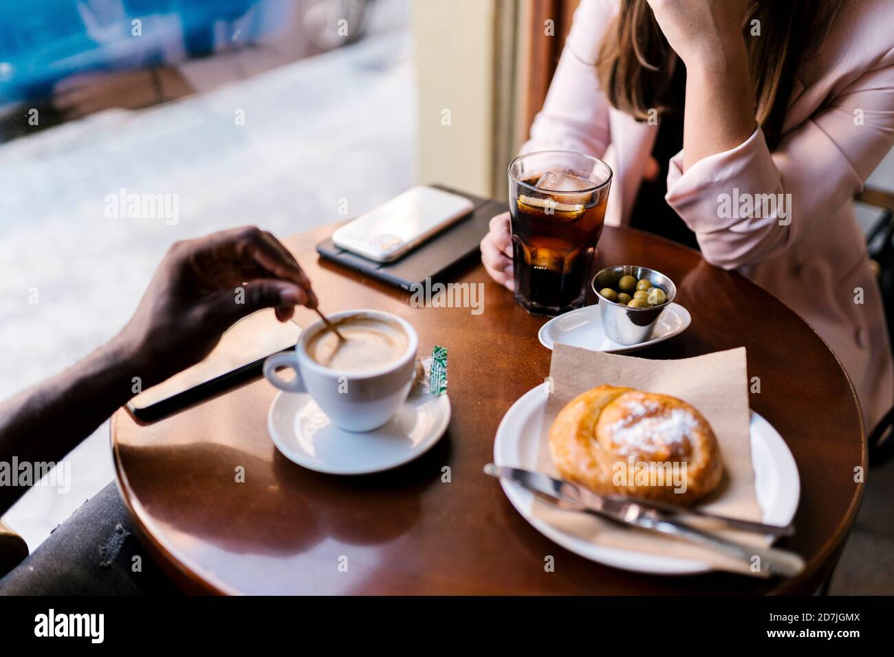 Freund und Freundin trinken im Café Stockfoto