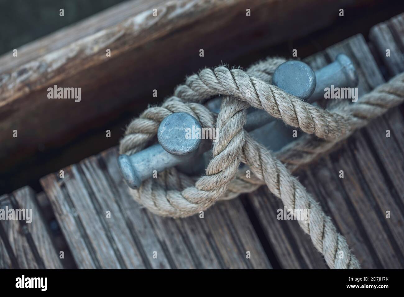Nahaufnahme eines Seils, das auf dem Hausboot an den Strang gebunden ist Stockfoto