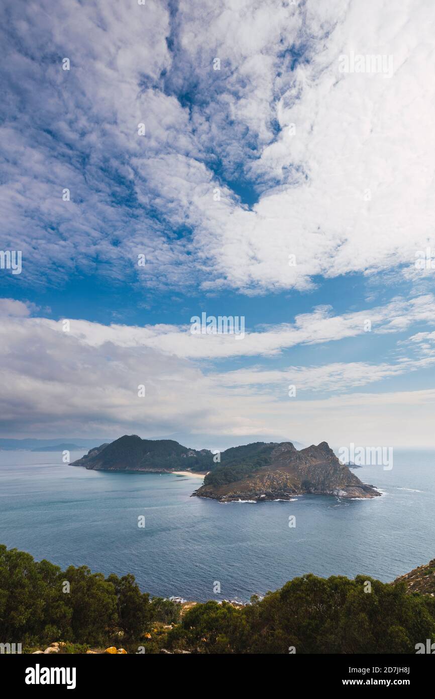 Idyllische Aufnahme von Inseln auf dem Meer gegen den Himmel, Cíes Inseln, Vigo, Pontevedra Provinz, Galicien, Spanien Stockfoto