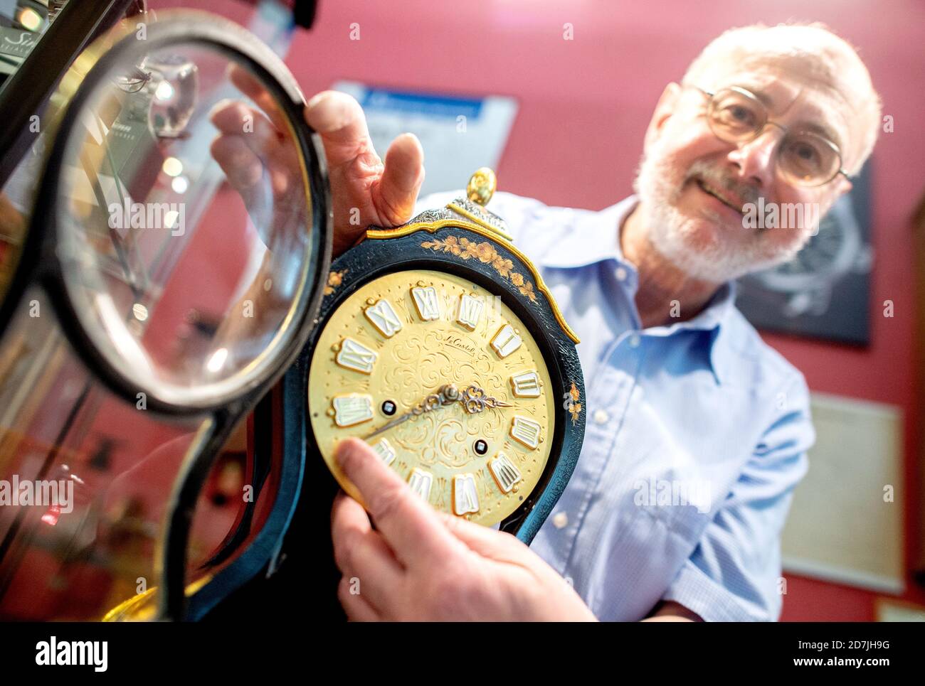 Hannover, Deutschland. Oktober 2020. Peter Albrecht, Uhrmacher in Hannover,  steht in seinem Laden in der Nordstadt und stellt eine historische Kaminuhr  auf die Winterzeit ein. In der Nacht auf Sonntag (25.10.20) wird
