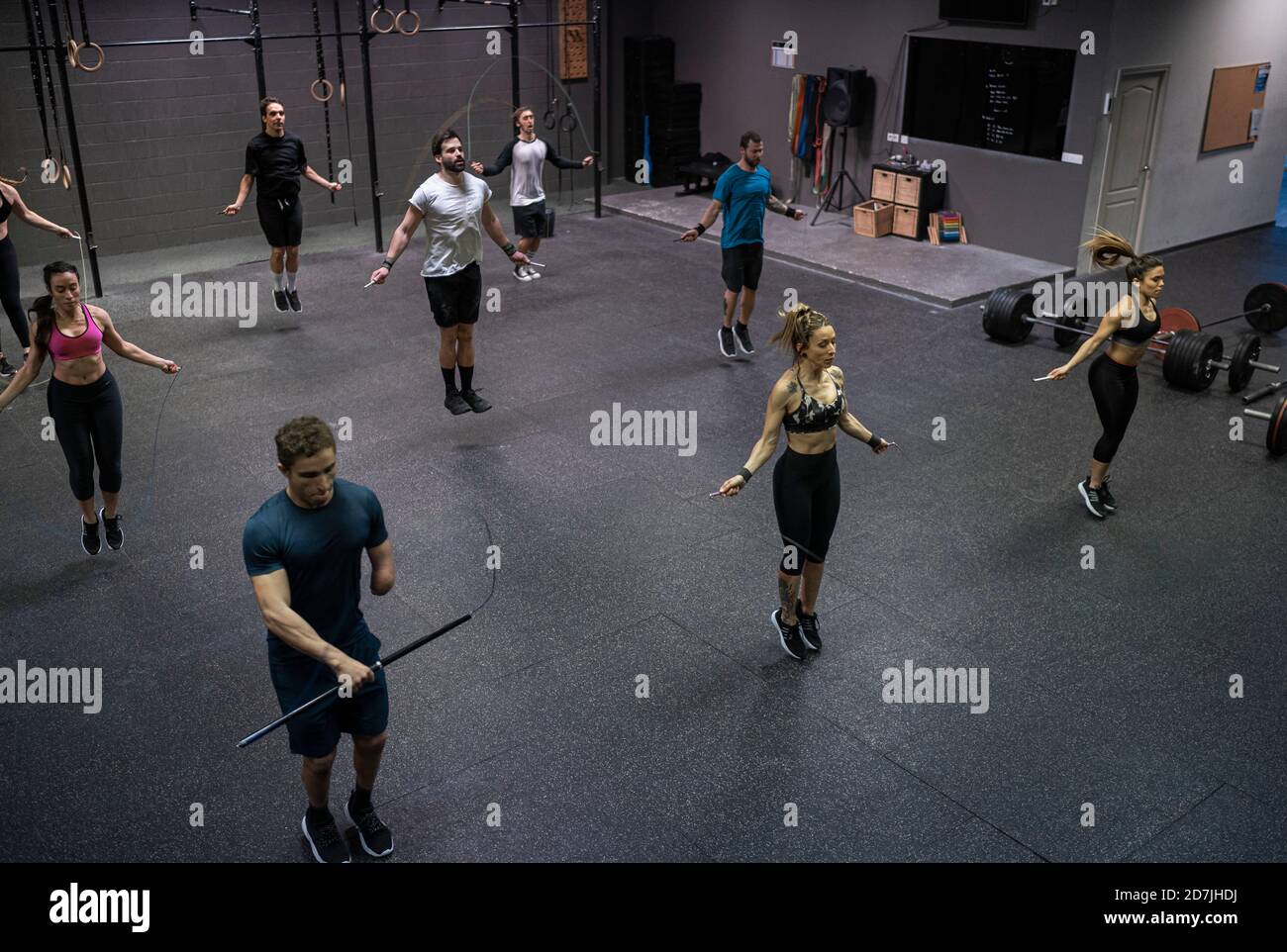 Gruppe von Menschen Training mit Seilspringen in der Turnhalle Stockfoto