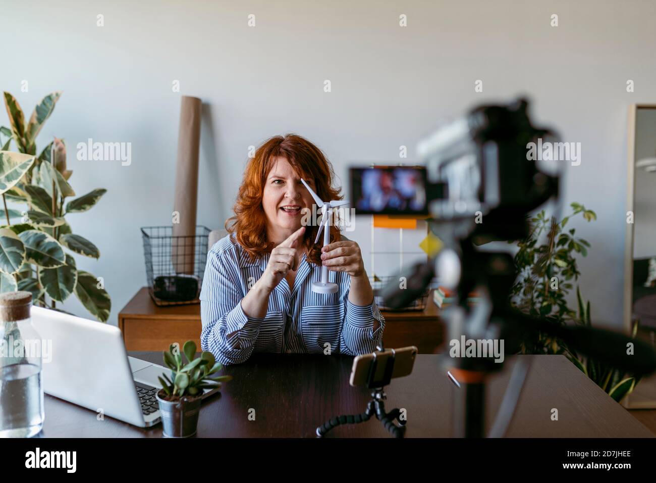 Frau macht Vlog mit Heim-Videokamera, während sitzend vorbei Tisch zu Hause Stockfoto