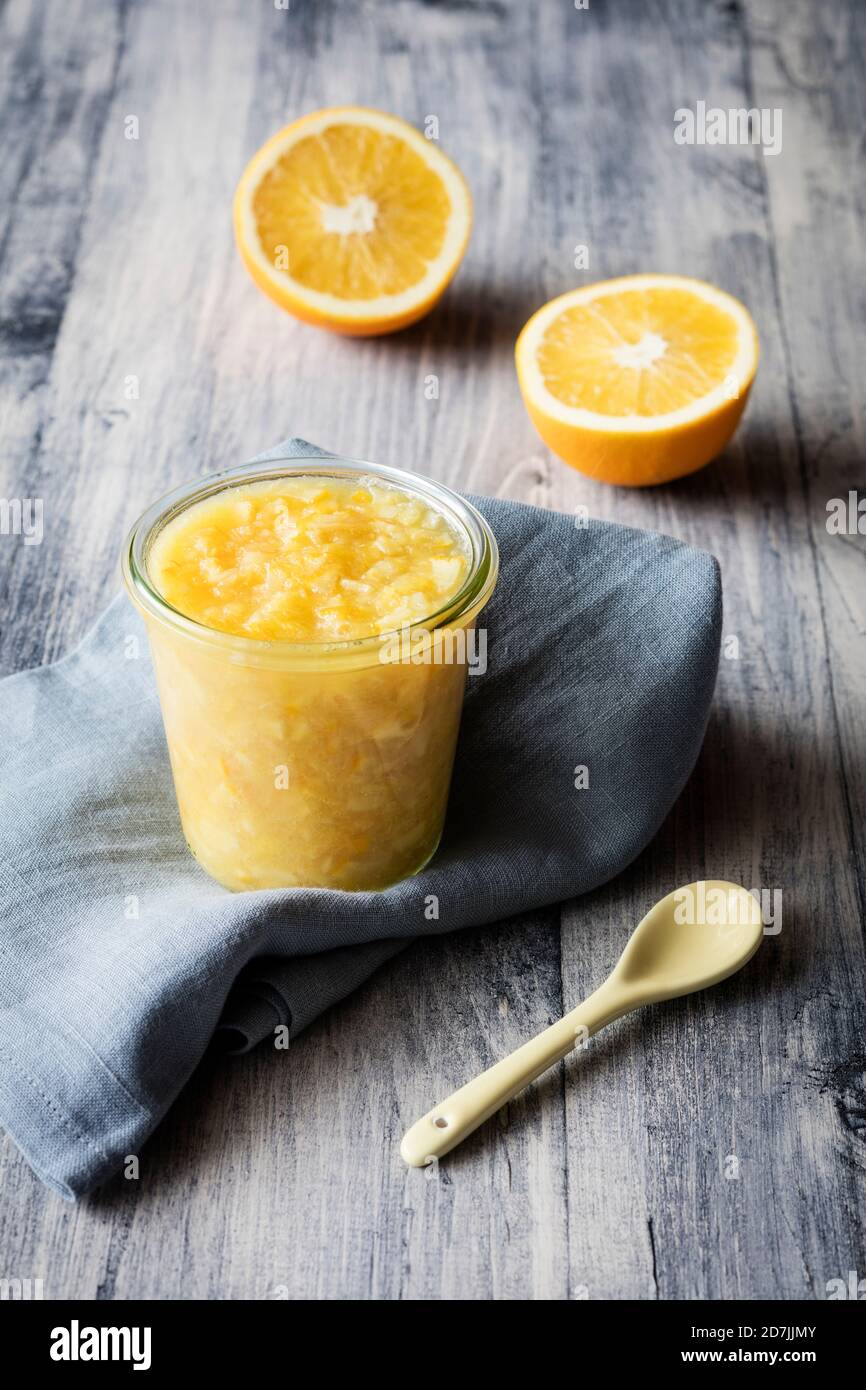 Orangenmarmelade Glas auf Serviette gehalten Stockfoto
