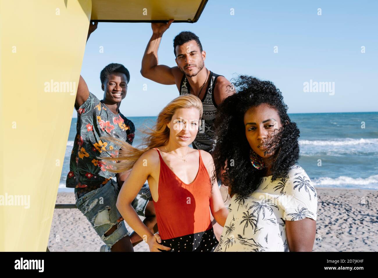 Freunde verbringen Freizeit am Strand an sonnigen Tagen Stockfoto