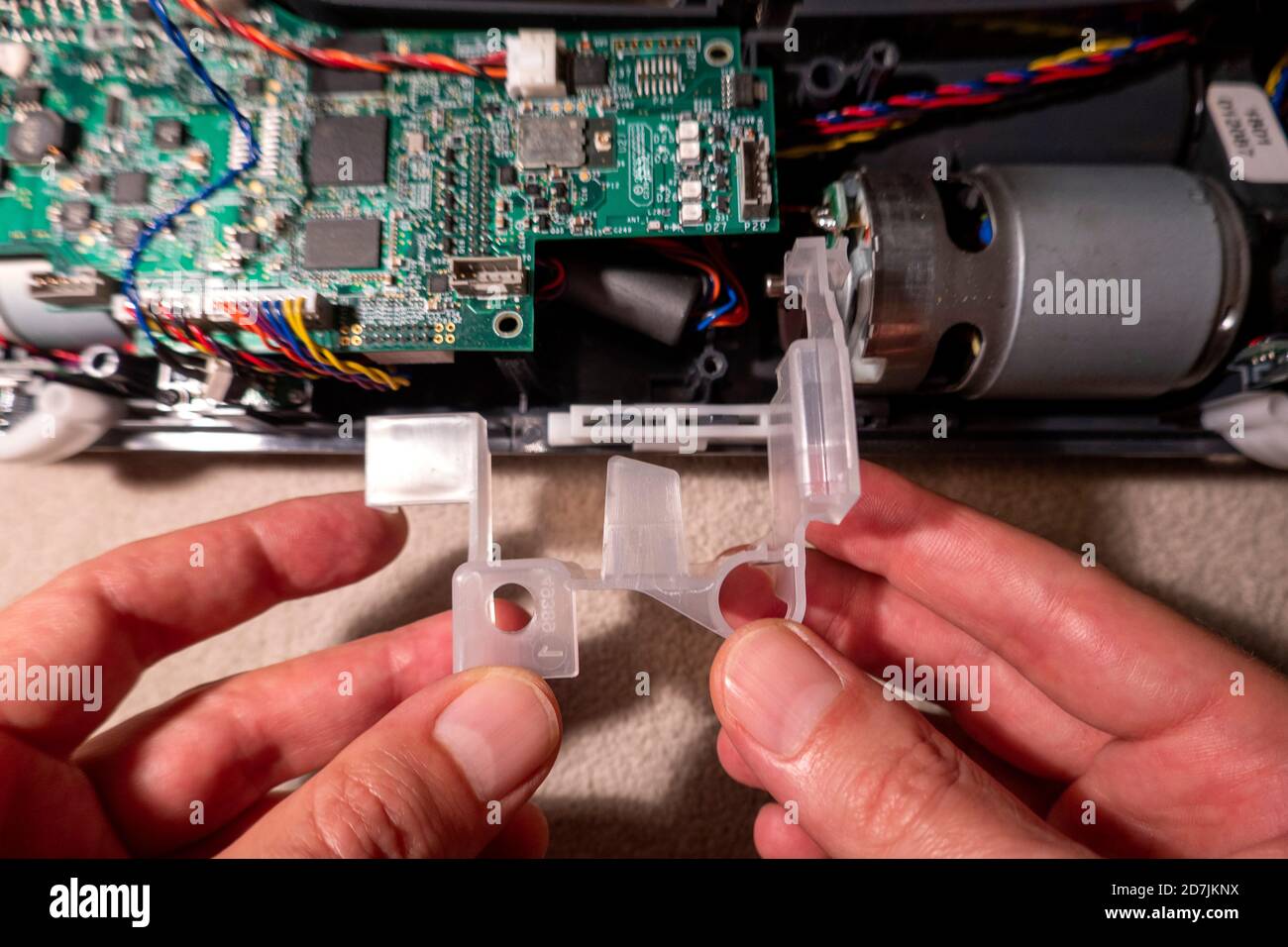 Hände von reifen Mann Reparatur Roboter-Staubsauger Stockfoto