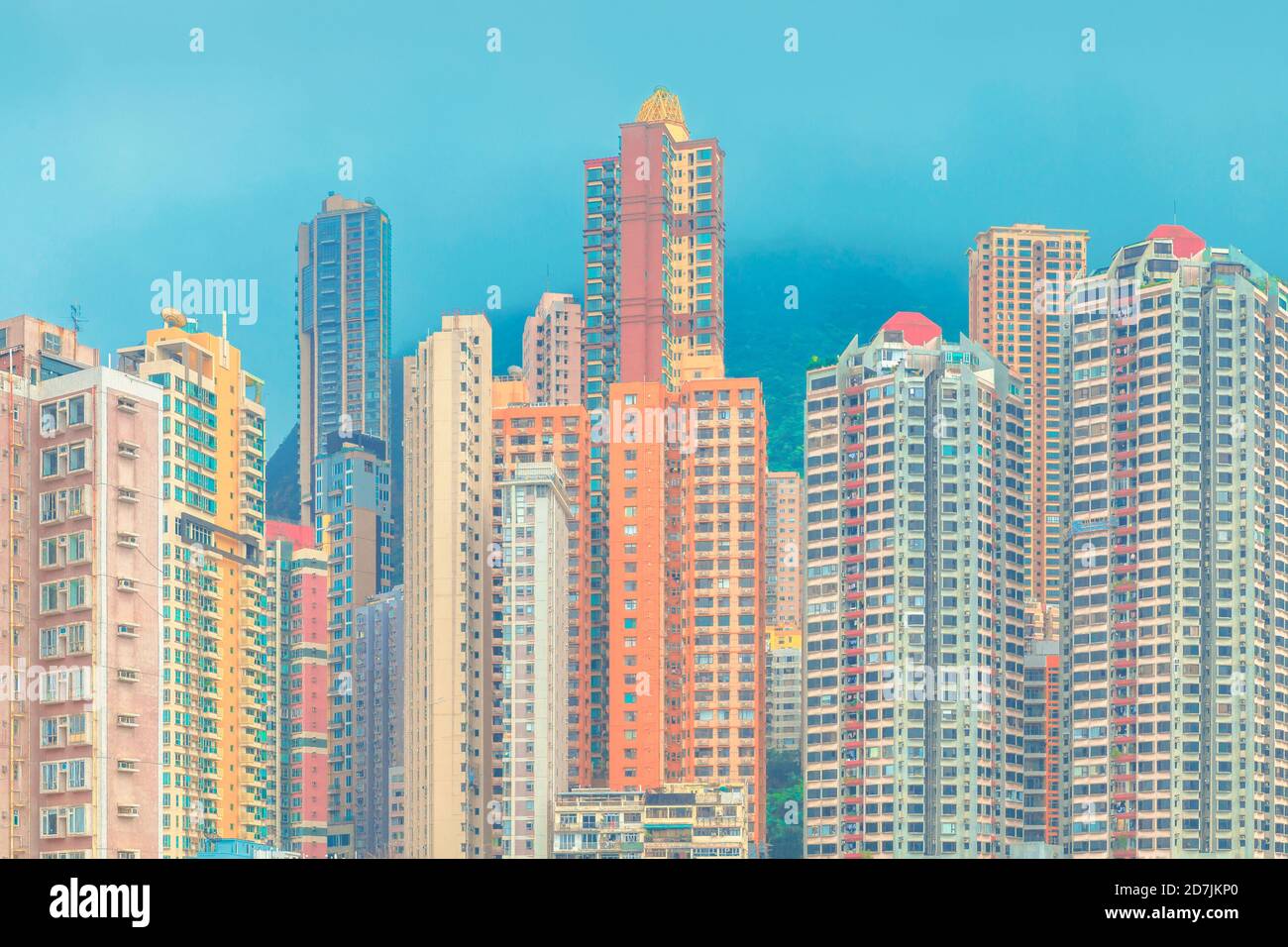 Moderne Gebäude vor blauem Himmel in der Stadt Hongkong Stockfoto