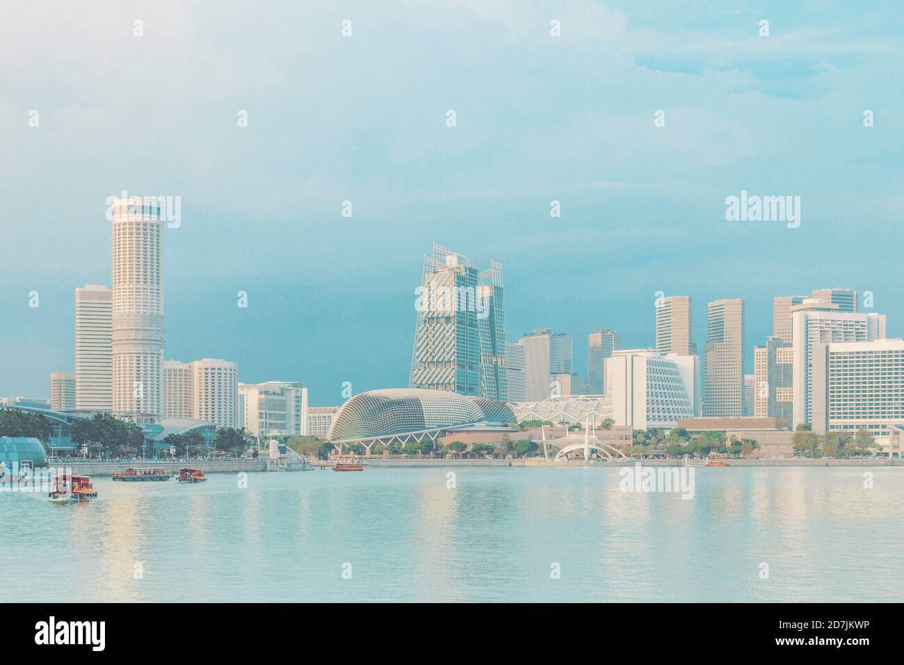 Marina Bay und Esplanade Theater vor dem Fluss gegen Blauer Himmel Stockfoto