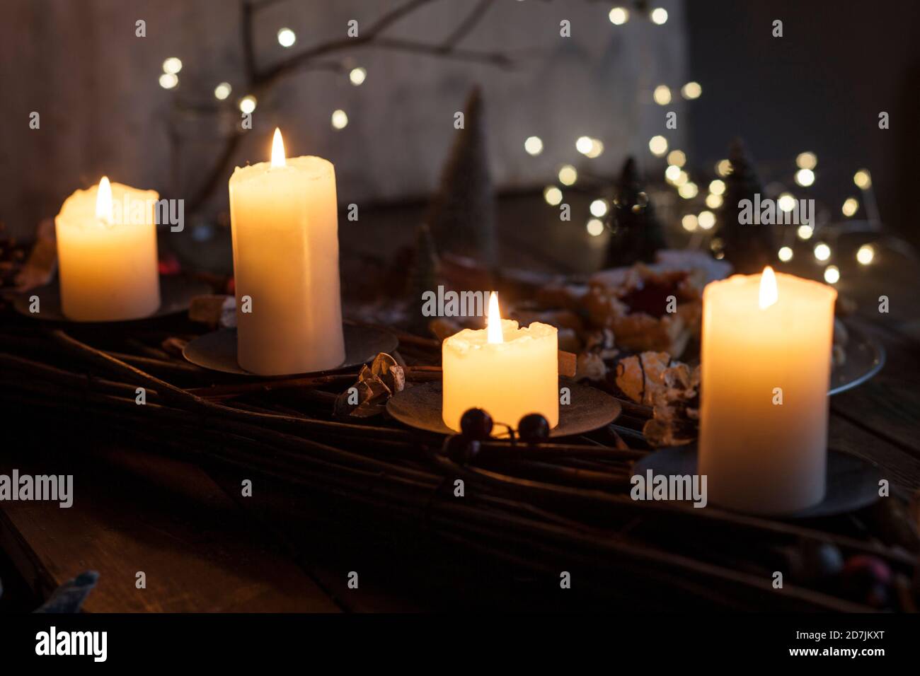 Kerzen brennen drinnen im Advent Stockfoto