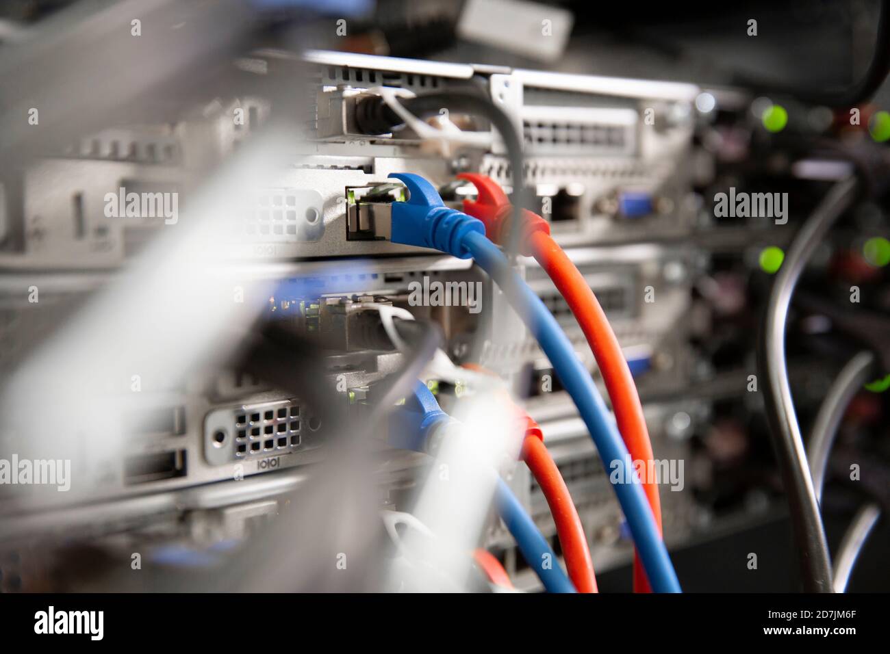 Nahaufnahme der Netzwerkverbindung Plug in Rechenzentrum Stockfoto