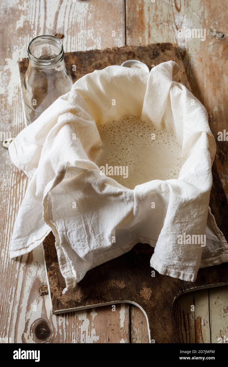 Zubereitung von hausgemachter Reismilch Stockfoto