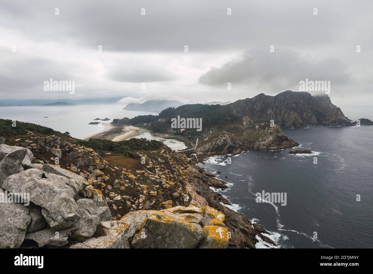Idyllische Aufnahme der Cíes-Inseln am Meer gegen bewölkten Himmel, Vigo, Provinz Pontevedra, Galizien, Spanien Stockfoto