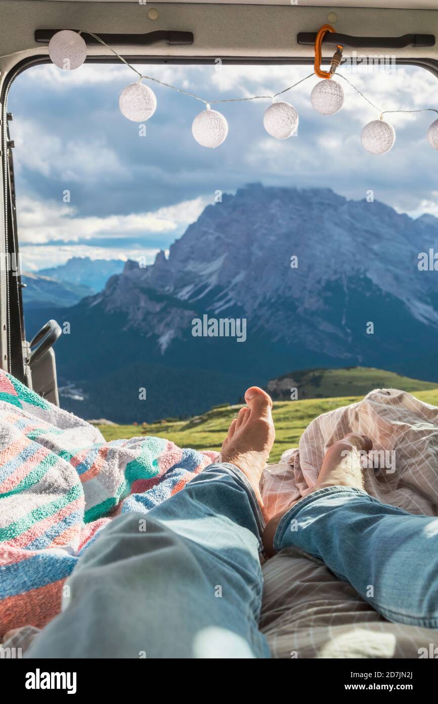 Mann zum Entspannen im Wohnmobil gegen Bergkette, Sextner Dolomiten, Dolomiten, Südtirol, Italien Stockfoto