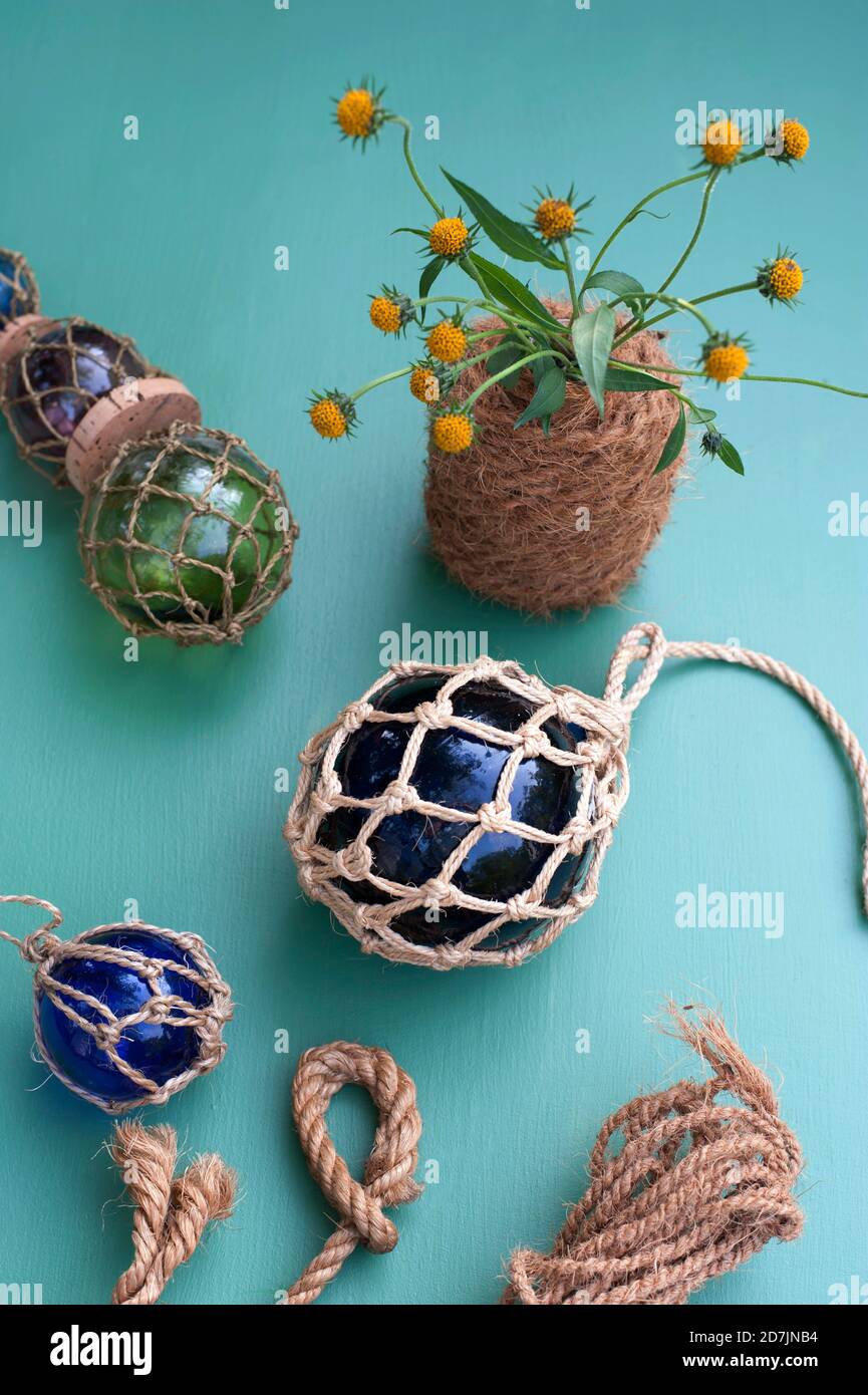 DIY maritime Dekorationen aus Kristallkugeln in Macrame gewickelt Netz aus Seil Stockfoto