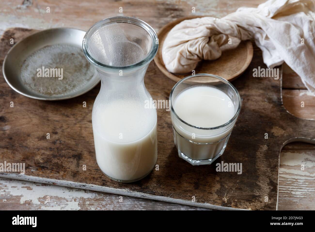 Karaffe und ein Glas hausgemachter Reismilch Stockfoto