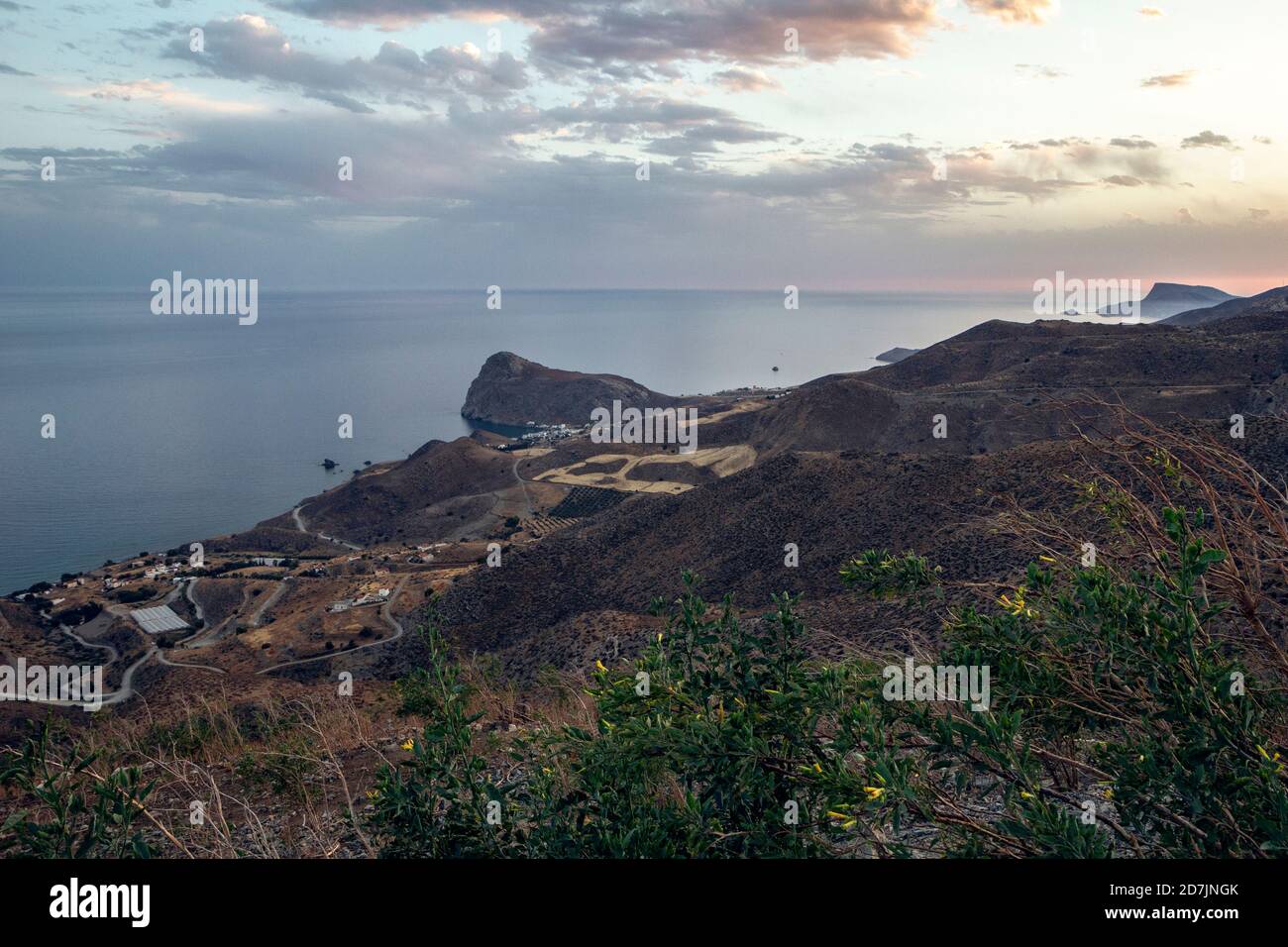 Griechenland, Kreta, Lentas, Blick von den Hügeln der Küste bei Dämmerung Stockfoto