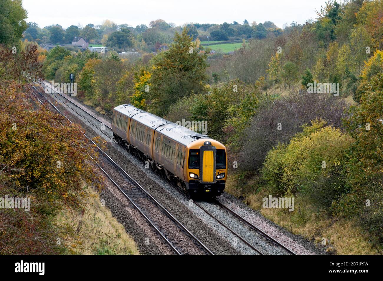 West Midlands Railway Klasse 172 Diesel in Rowington an einem langweiligen Herbsttag, Warwickshire, Großbritannien Stockfoto
