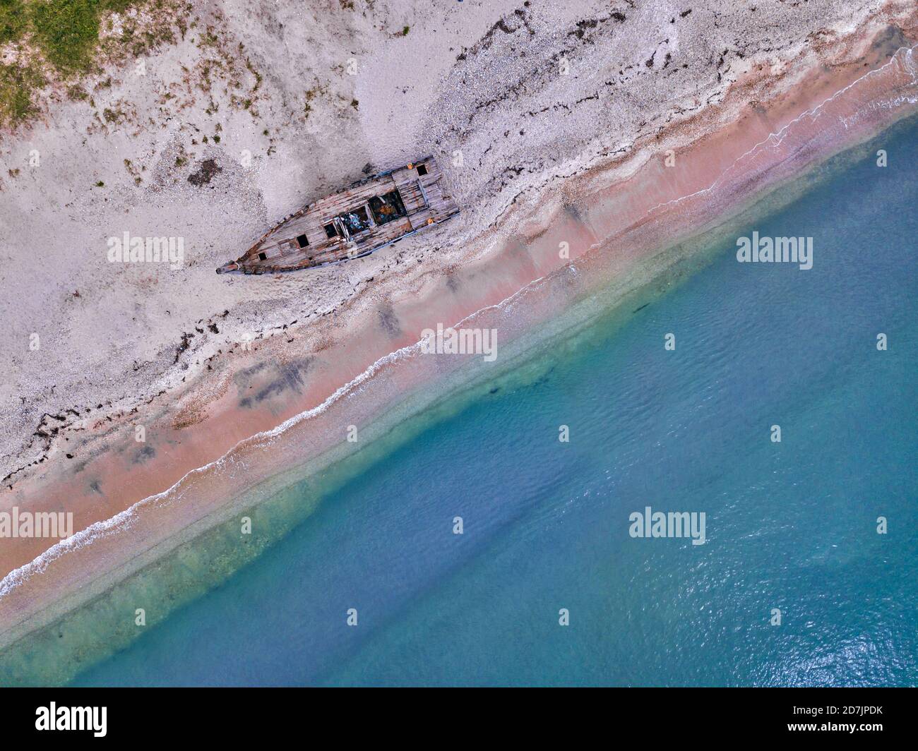 Luftaufnahme des verlassenen Bootes, das am sandigen Küstenstrand zerfällt Der Lukin Bucht Stockfoto
