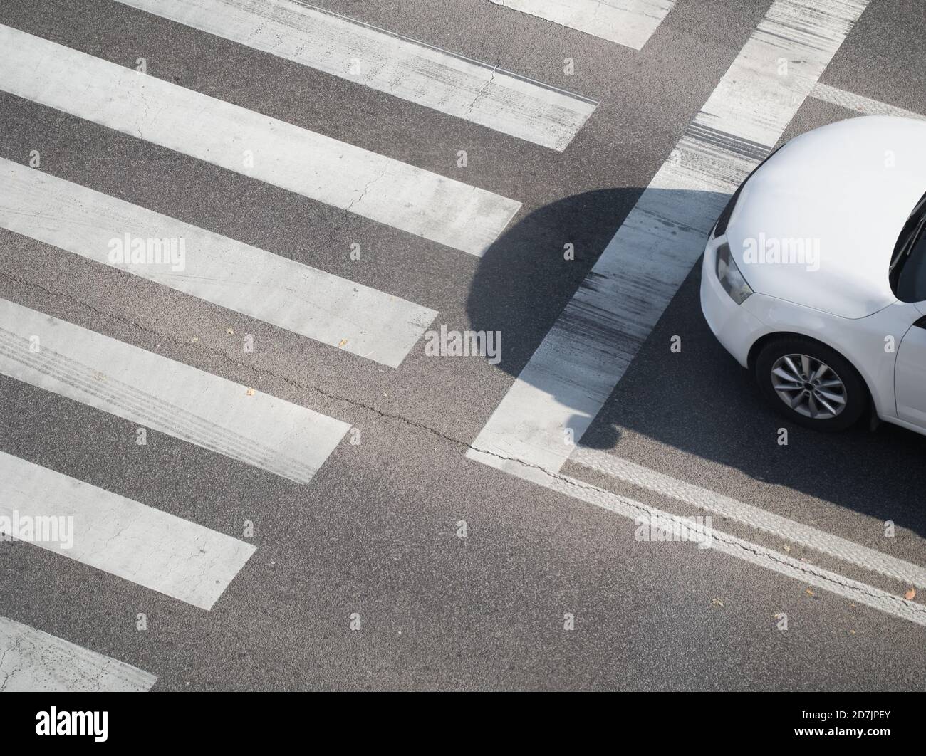 Ansicht eines Fußgängerübergangs mit weißem Auto Stockfoto