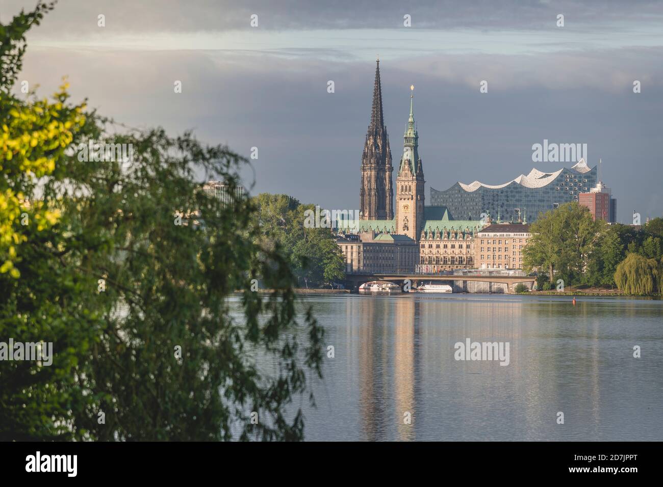 Deutschland, Hamburg, Rathaus, Nikolaikirche und Elbphilharmonie auf der Außenalster Stockfoto