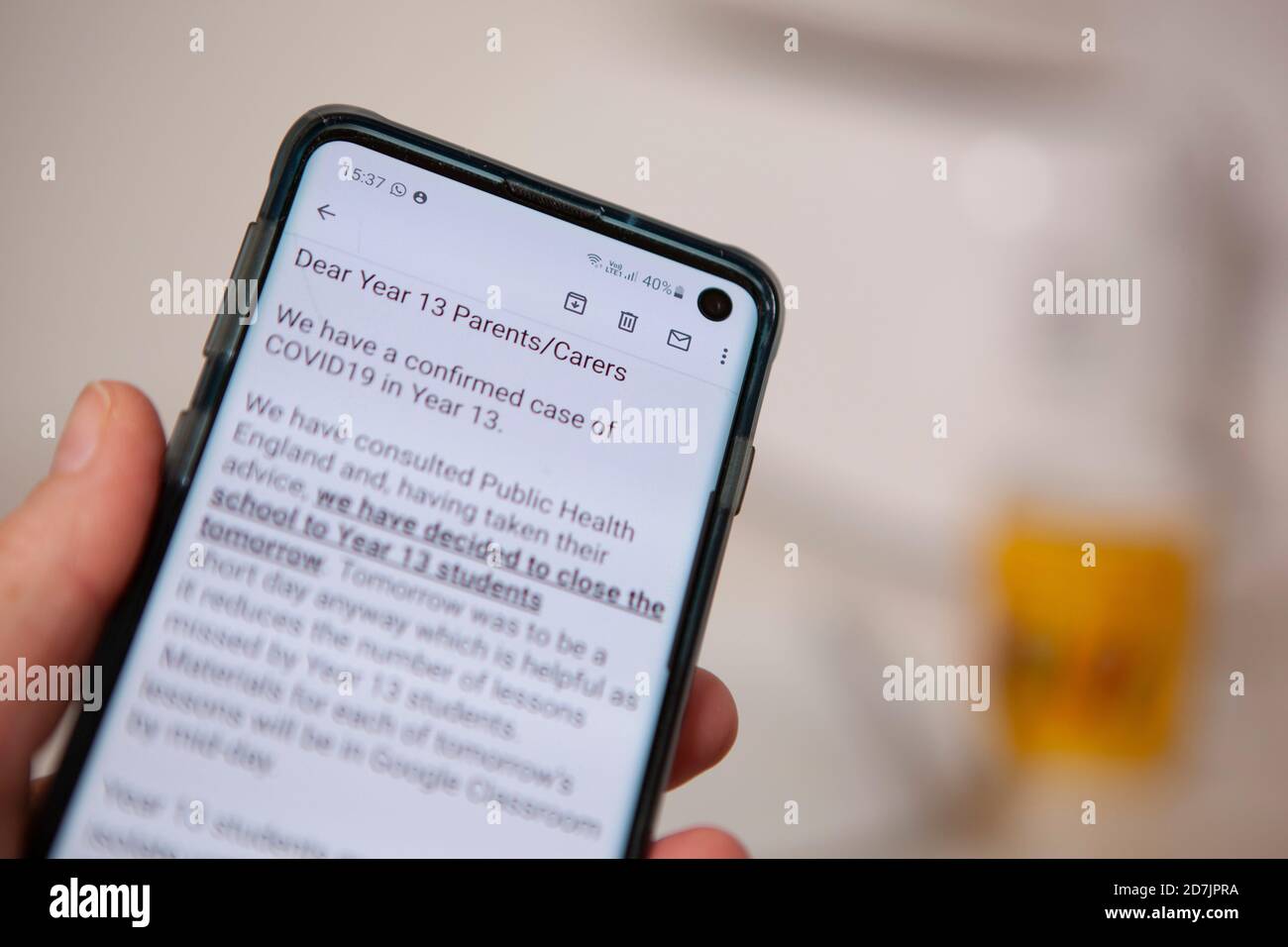 London, Großbritannien, 23. Oktober 2020: Ein Elternteil an einer staatlichen Gesamtschule in South London erhält eine E-Mail, in der er darüber informiert wird, dass sich sein Kind im Jahr 13 während der Halbzeit und möglicherweise darüber hinaus isolieren muss, da ein bestätigter positiver Test auf Coronavirus in derselben Jahresgruppe durchgeführt wurde. Anna Watson/Alamy Live News Stockfoto