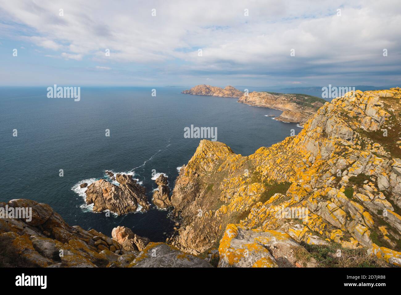 Blick auf die Felsformation am Meer gegen Himmel, Cíes Inseln, Vigo, Pontevedra Provinz, Galicien, Spanien Stockfoto