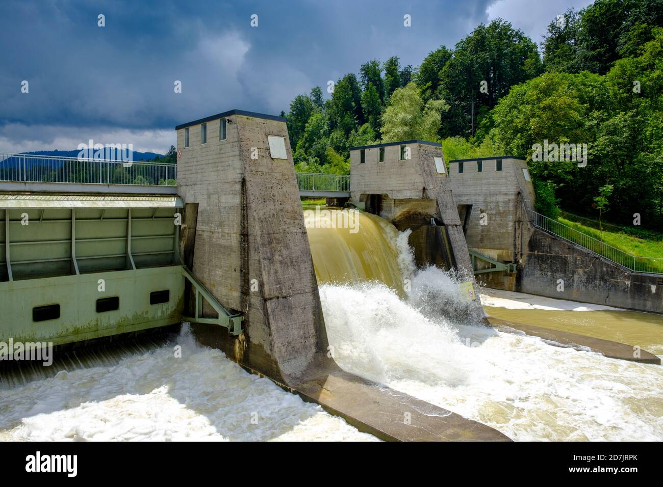 Deutschland, Bayern, Kanalschleuse des Kernkraftwerks Isar Stockfoto