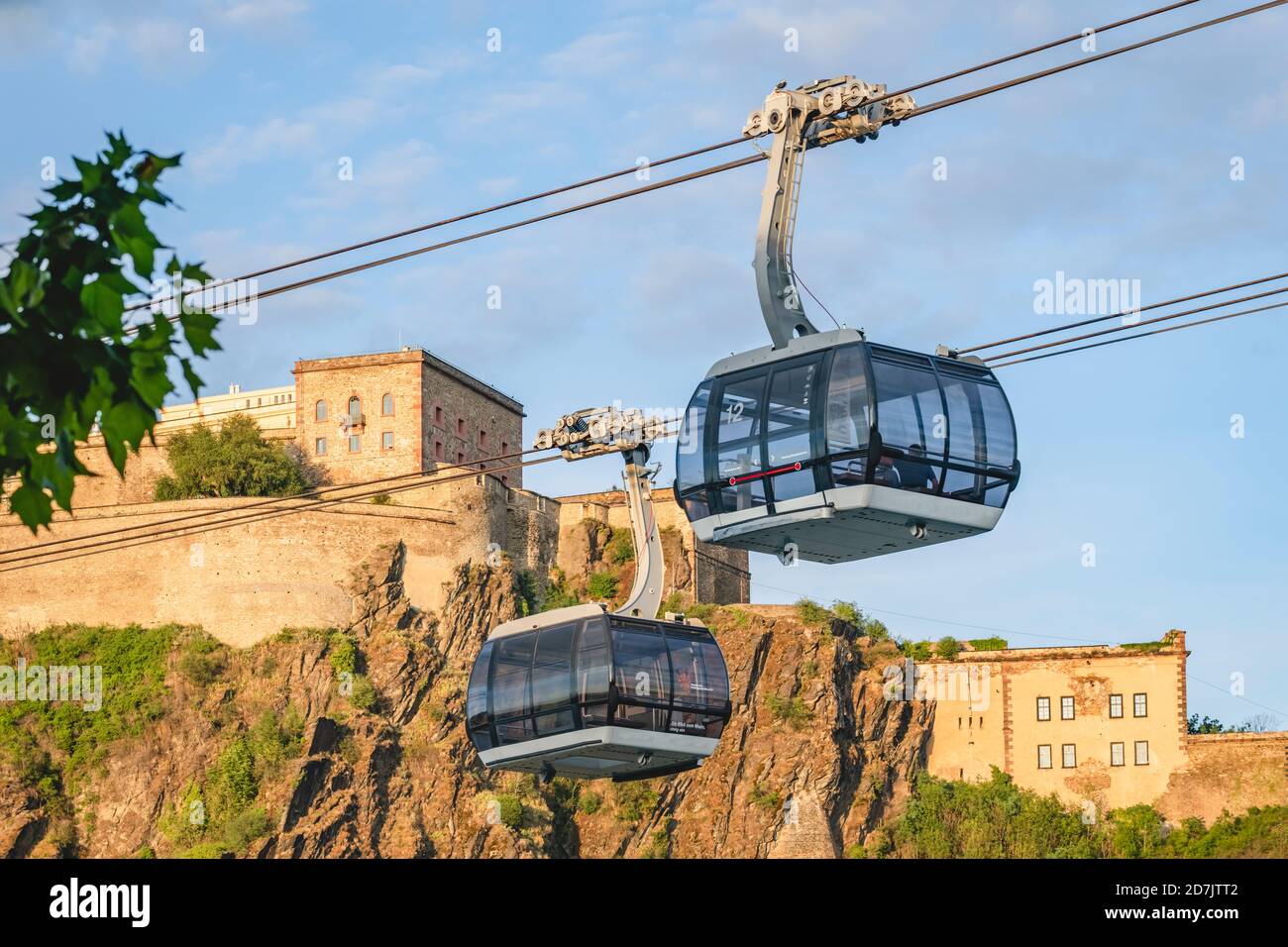 Deutschland, Nordrhein-Westfalen, Koblenz, Seilbahnen gegen Festung Ehrenbreitstein Stockfoto