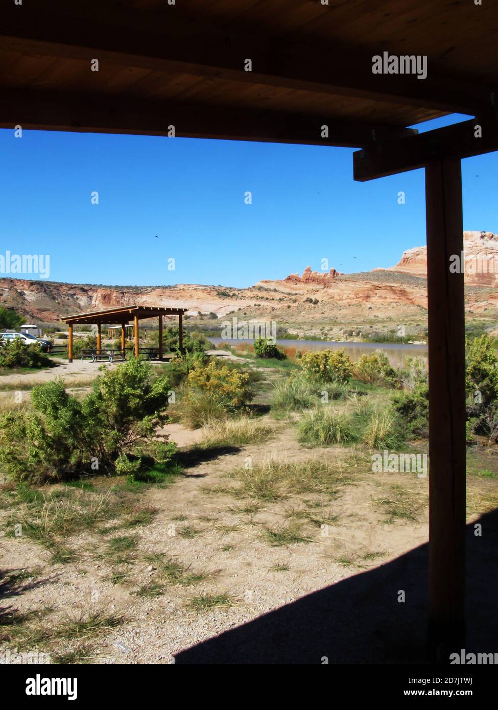 Blick auf einen Picknickplatz am Straßenrand in Castle Valley, in Utah, USA, von unterhalb des Dachs des Tierheims aus gesehen Stockfoto