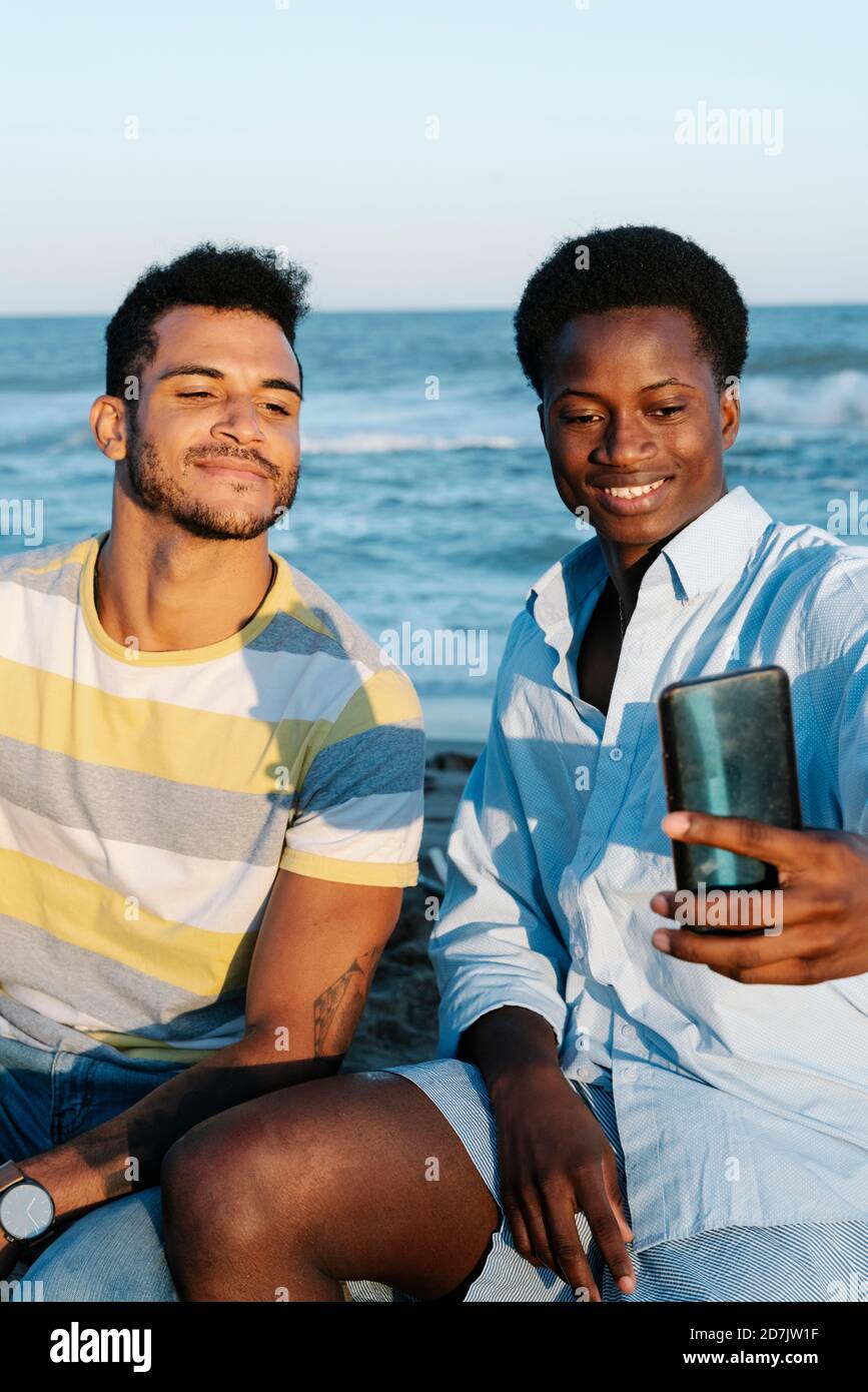 Freunde nehmen Selfie auf Smartphone am Strand während der Sonne Tag Stockfoto