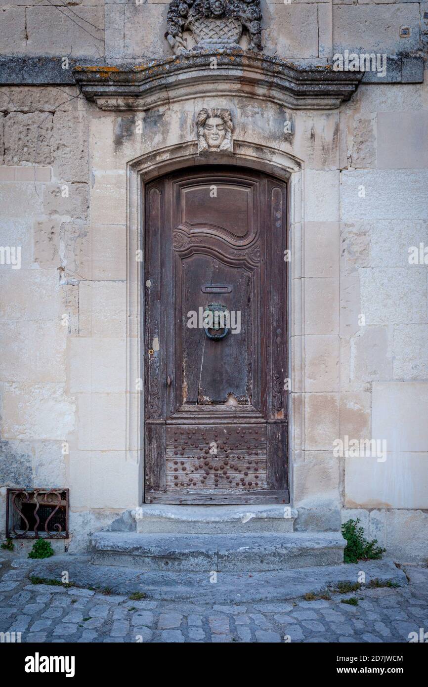 Alte Holztür zum mittelalterlichen Haus in Les Baux de Provence, Frankreich Stockfoto