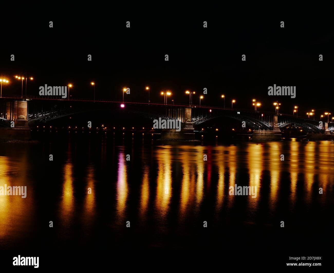 Theodor-Heuss-Brücke in Mainz, Deutschland bei Nacht mit Reflexionen auf dem Wasser des Rheins, Zeitaufnahme Stockfoto