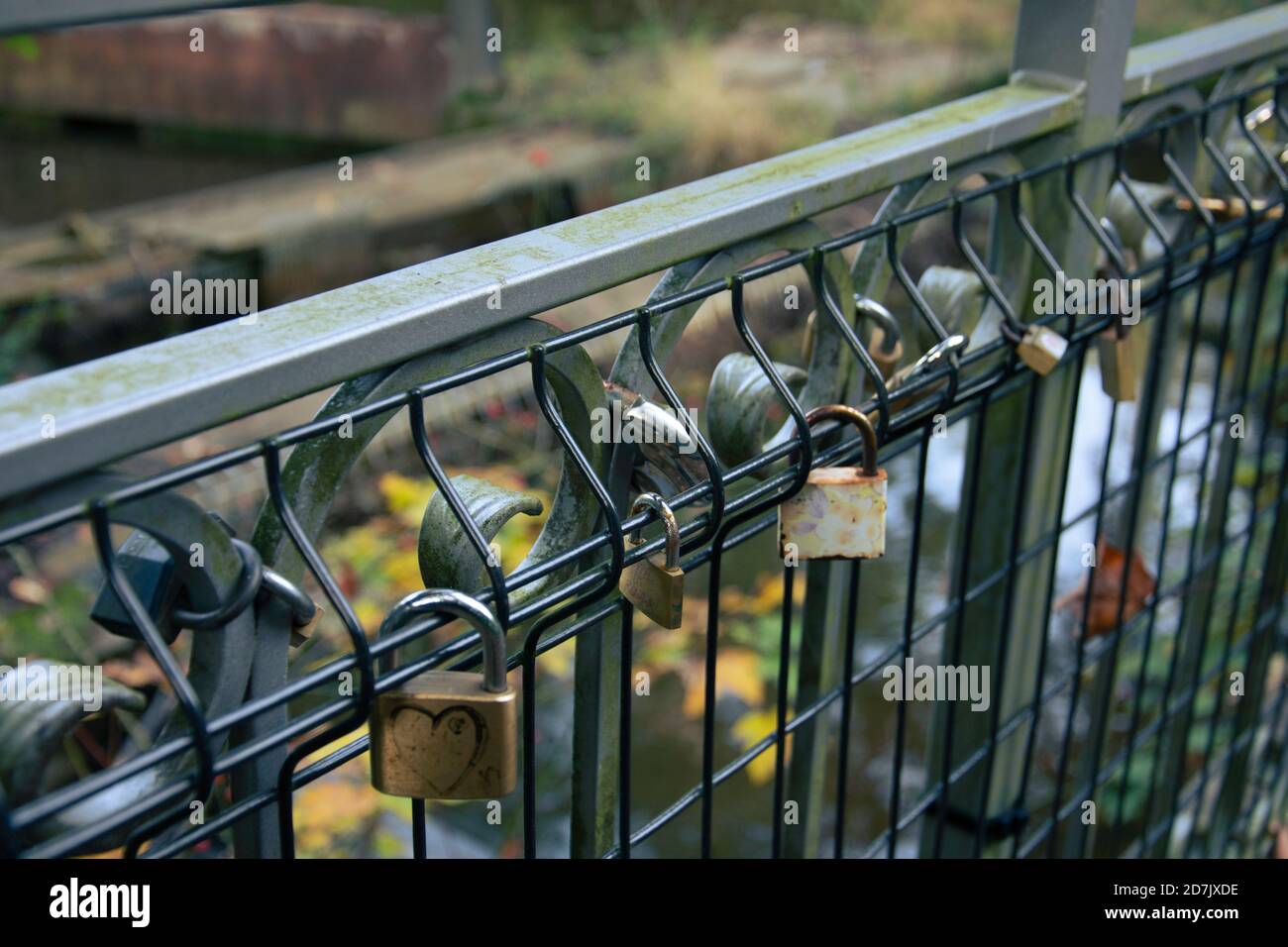Des cadenas attachés aux rembardes d'un pont pour sceller des Amours Stockfoto
