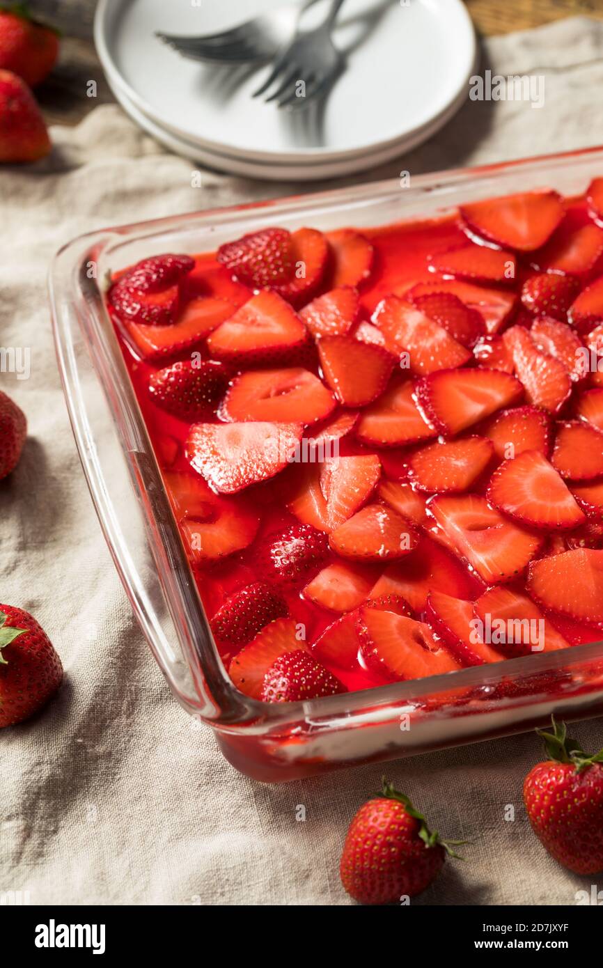 Hausgemachter Erdbeer-Pretzelsalat mit Schlagsahne Stockfoto