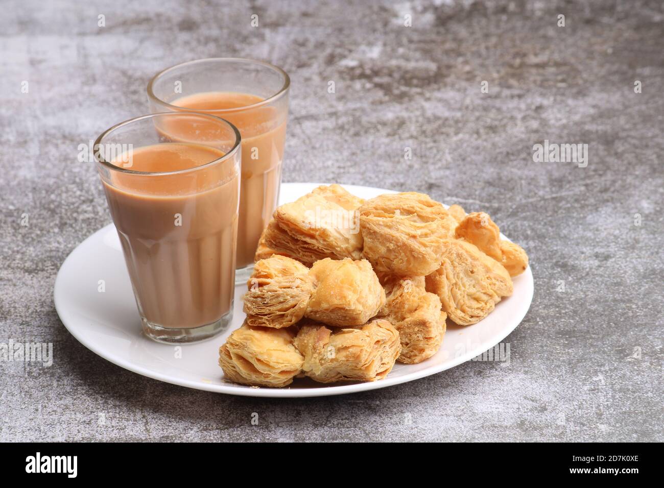 indische khari oder Karee oder salzige Puff Pastry Snacks, serviert mit indischem heißen Tee. Stockfoto