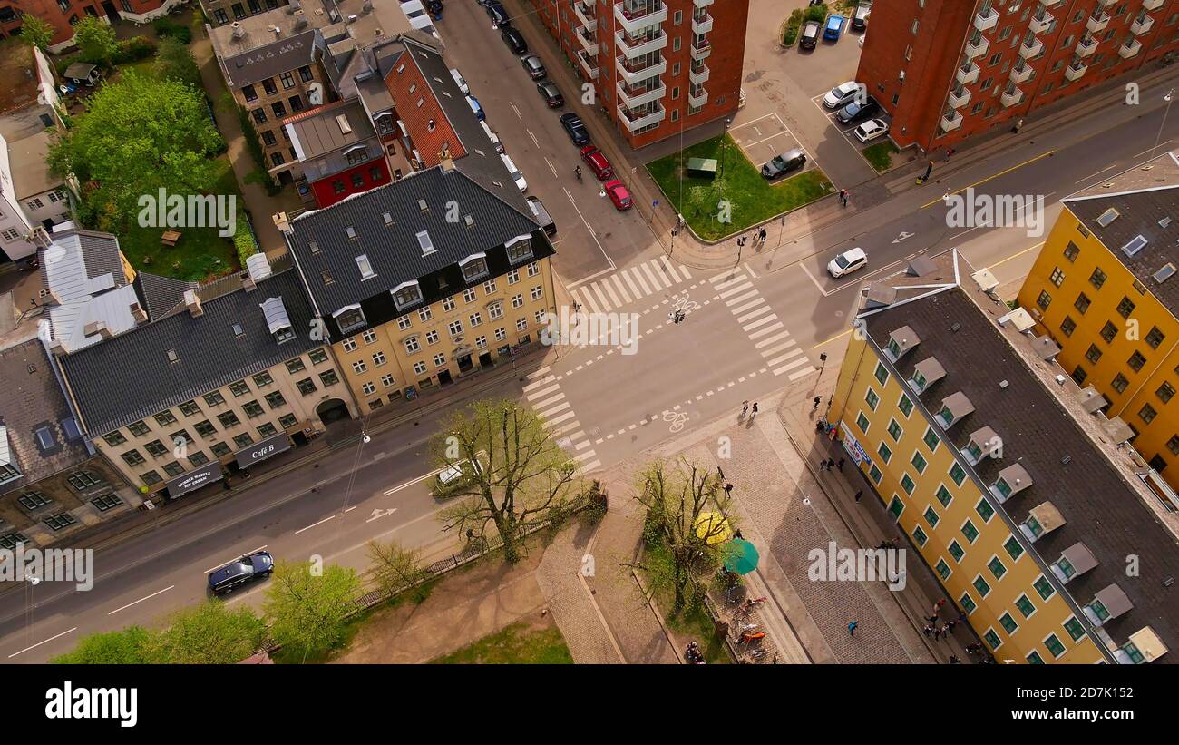 Kopenhagen, Dänemark - 04/30/2019: Luftaufnahme der Straßenkreuzung mit Autos und Fußgängern umgeben von mehrfarbigen Gebäuden im Zentrum von Kopenhagen. Stockfoto