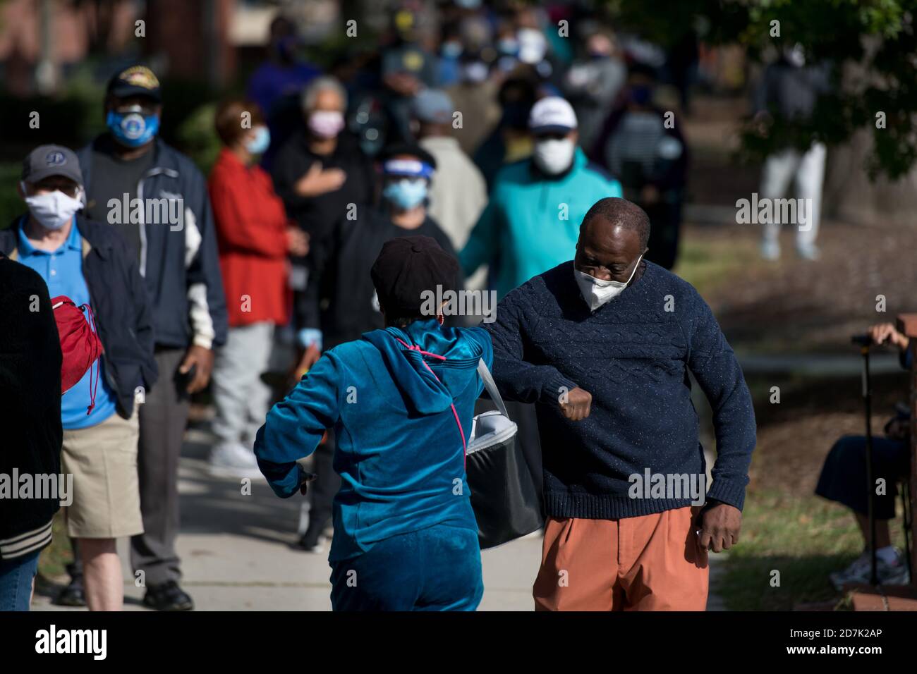 Columbia, South Carolina, USA. Oktober 2020. Wähler warten vor dem Richland County Wähler Registrierung & Wahlen Büro, während das Tragen von Gesichtsmasken während des ersten Tages der Absentee und frühe Abstimmung in Kolumbien.Wahltag ist 3. November und bietet ein Match-up zwischen Präsident Donald Trump und dem ehemaligen Vizepräsidenten Joe Biden. Quelle: Sean Rayford/SOPA Images/ZUMA Wire/Alamy Live News Stockfoto