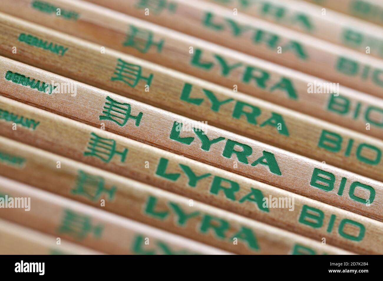 Lyra-Markierung bei Bleistiften. Lyra ist die älteste Bleistiftfabrik in Nürnberg und gehört seit 2008 zur italienischen FILA-Gruppe. Stockfoto