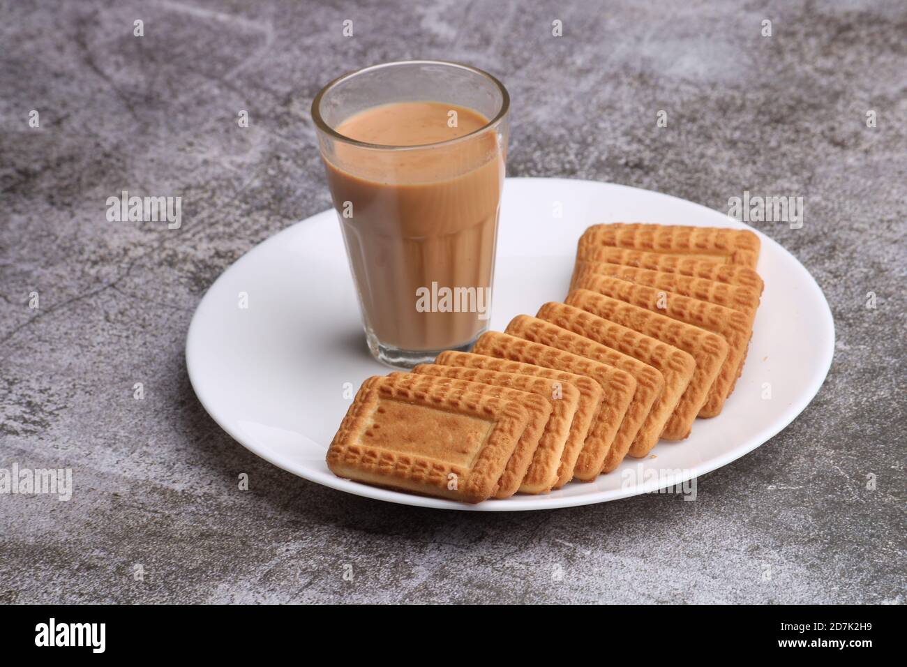 Schneiden Chai, traditionelle Desi Roadside Tee von indien mit Keksen. Stockfoto