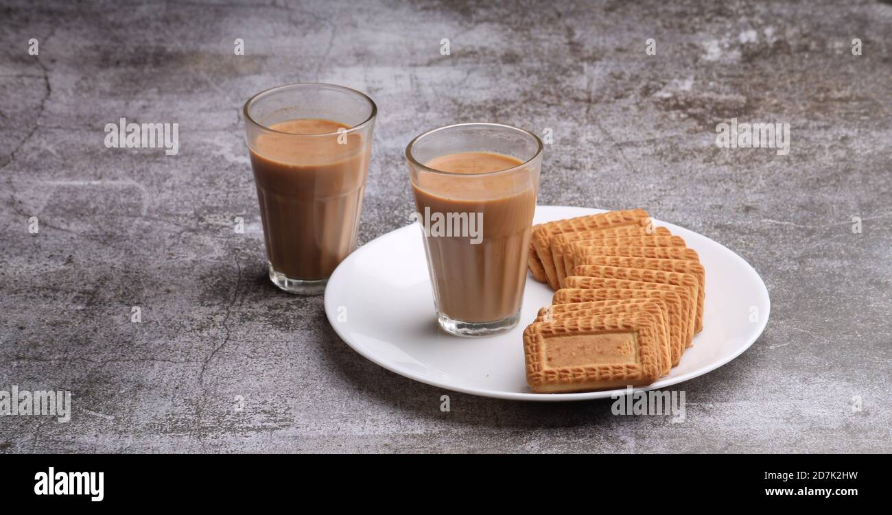 Schneiden Chai, traditionelle Desi Roadside Tee von indien mit Keksen. Stockfoto