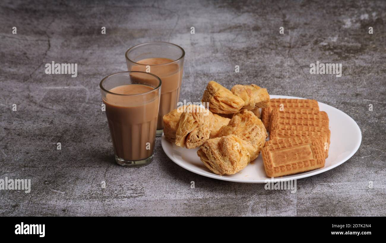 Schneiden Masala Chai oder Tee mit Blätterteig / khari und Kekse serviert. Stockfoto