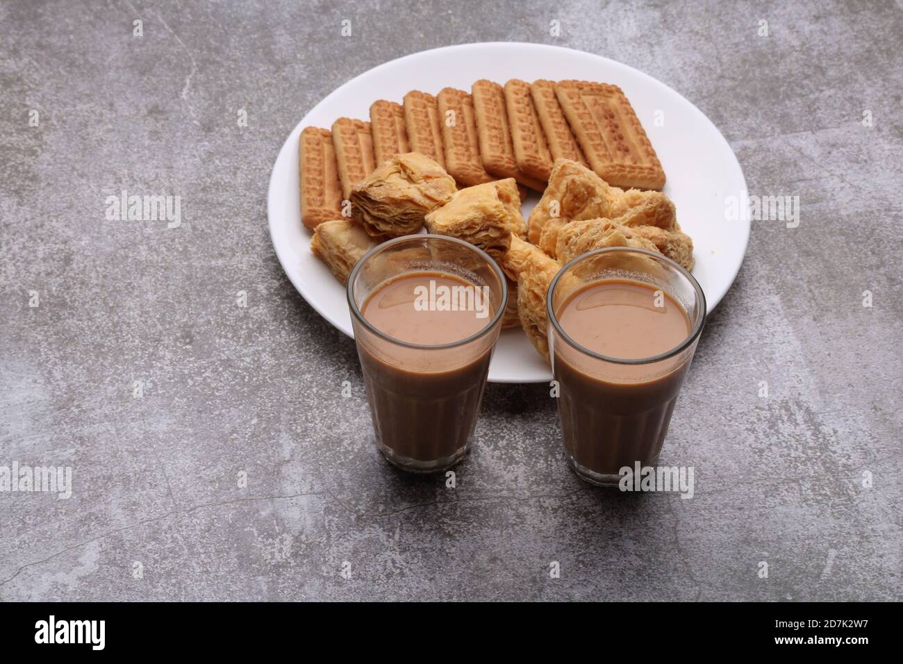 Schneiden Masala Chai oder Tee mit Blätterteig / khari und Kekse serviert. Stockfoto