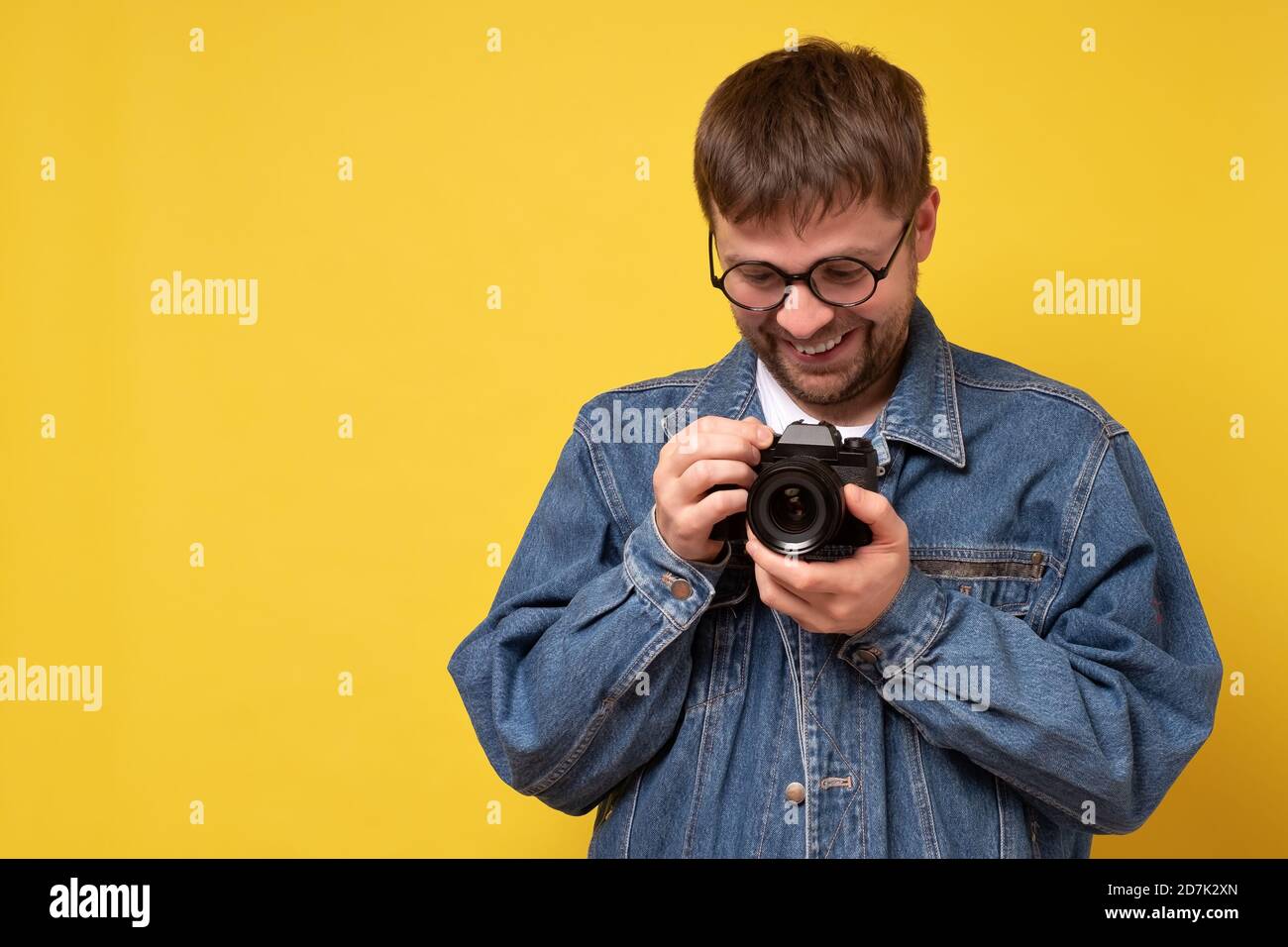 kaukasischer junger Mann hält Fotokamera nehmen Fotostudie, um Fotos zu machen. Stockfoto
