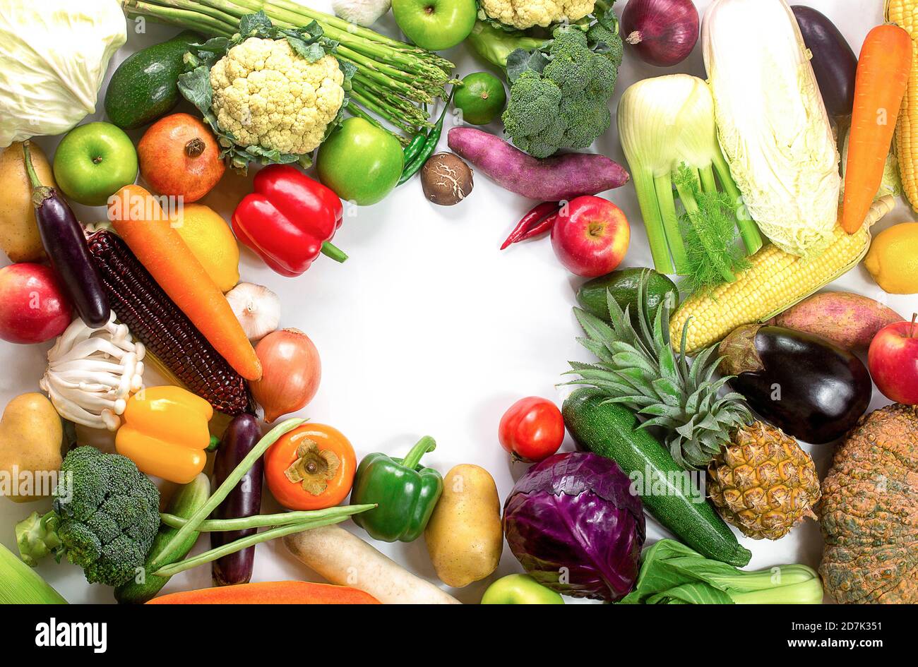 Frisches Gemüse und Obst isoliert auf weißem Hintergrund mit Kopierraum, buntes Obst und Gemüse, sauberes Essen, Gemüse und Obst Hintergrund, Stockfoto