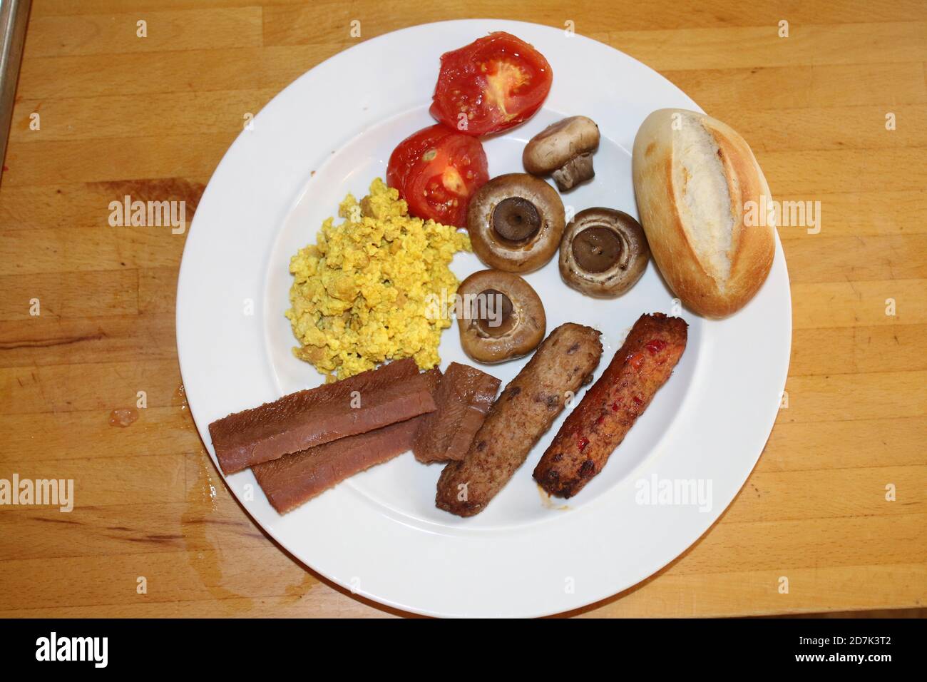 Nahaufnahme veganes Frühstück Milchfleisch frei köstlich voll Englisch vegetarisch Tofu Gewürz Scramble Ei, Pflanze Speck Würstchen Tomaten Pilz, Bohnen Stockfoto