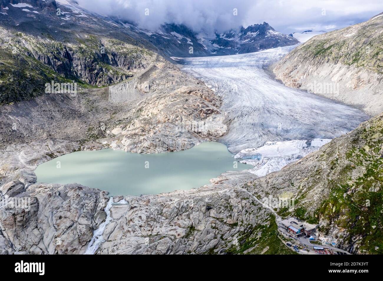 Drohnenaufnahme des schmelzenden Rhonegletschers, Gletschersee, Ursprung des Rhonegletschers, Schweiz. Stockfoto